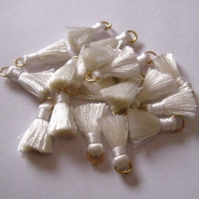 พู่ห้อยจิ๋ว สีขาว ขนาด 2 cm. ราคาอันละ