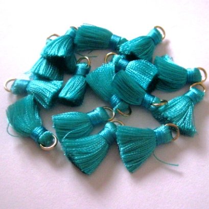 พู่ห้อยจิ๋ว สีเขียวมรกต ขนาด 2 cm. ราคาอันละ