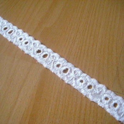 ผ้าลูกไม้ปักสีขาว ขนาด 2 ซม. ราคา/หลา