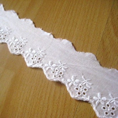 ผ้าลูกไม้ปักสีขาว ขนาด 4 ซม. ราคา/หลา