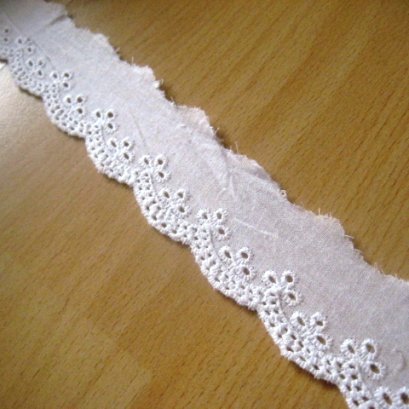 ผ้าลูกไม้ปักสีขาว ขนาด 4 ซม. ราคา/หลา