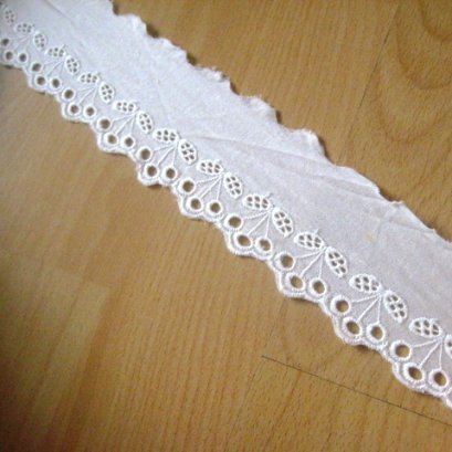 ผ้าลูกไม้ปักสีอ๊อฟไวท์ ขนาด 6 ซม. ราคา/หลา