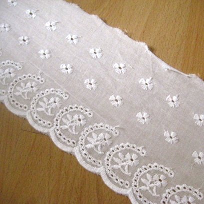 ผ้าลูกไม้ปักสีอ๊อฟไวท์ ขนาด 12.7 ซม. ราคา/หลา