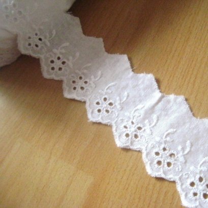 ผ้าลูกไม้ปักสีขาว ขนาด 5 ซม. ราคา/หลา