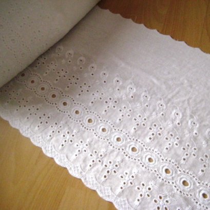 ผ้าลูกไม้ปักสีขาว ขนาด 27.5 ซม. ราคา/หลา