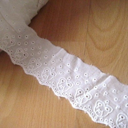 ผ้าลูกไม้ปักสีอ๊อฟไวท์ ขนาด 5.8 ซม. ราคา/หลา