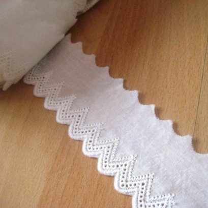 ผ้าลูกไม้ปักสีอ๊อฟไวท์ ขนาด 4.5 ซม. ราคา/หลา