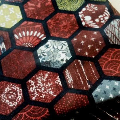 ผ้า cotton ลาย hexagon โทนแดง สไตล์ญี่ปุ่น ขนาด 1/4 หลา (45 x 55 ซม.)
