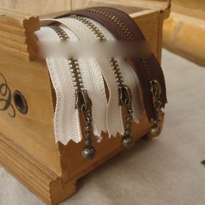 ซิปญี่ปุ่น YKK มีตุ้มห้อยซิปน่ารัก ๆ ขนาด 40 ซม. สีครีม