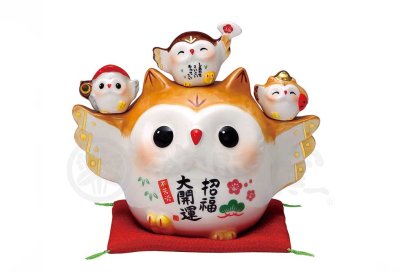 นกฮูกแต่งปีกด้วยทองเงา พร้อม 3 ตัวเล็ก ถือค้อน พัด ปลานำโชค ค้าขายกำไรคล่อง ขนาด 11.5 CM