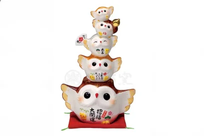 นกฮูก 5 ชั้น ตัวเล็กถือค้อนช่วยเคาะคลังสมบัติ และถือพัดช่วยพัดสิ่งดีๆ เข้ามา