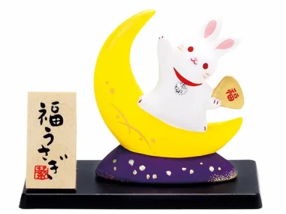 กระต่ายถือพัด ช่วยพัดสิ่งดีๆ เข้ามา ประดับคริสตัล พร้อมฐานรอง