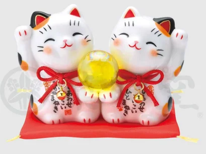 แมวกวักคู่ ถือลูกแก้วขอพร สัญลักษณ์ของความสมหวัง