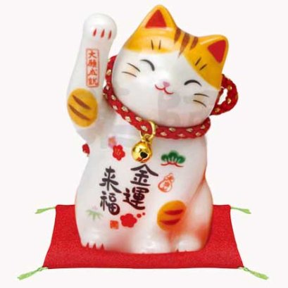 แมวสีเหลืองลายกวักขวาเรียกโชคให้เจ้าของ