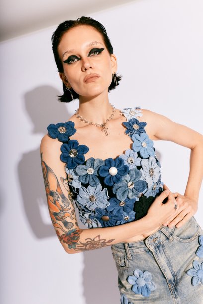 BLOOMIN’ BLUE CROP TOP