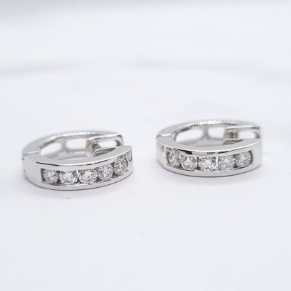 18K white gold with round diamond