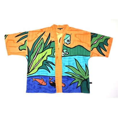 เสื้อคลุมกิโมโนสีส้ม : ลายผู้หญิงกำลังสนุกสนานในน้ำบนพื้นหลังสีส้ม