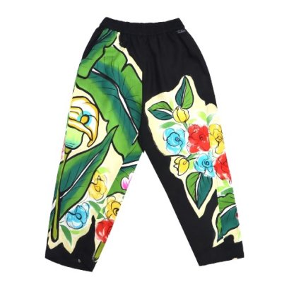 กางเกงทรงหลวมสีดํา : ลายดอกไม้หลายชนิดบนพื้นหลังสีดำ