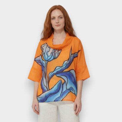 เสื้อผู้หญิงคอเต่า - สีส้ม : ลายดอกไม้สีน้ำเงินยามอาทิตย์ลับฟ้า
