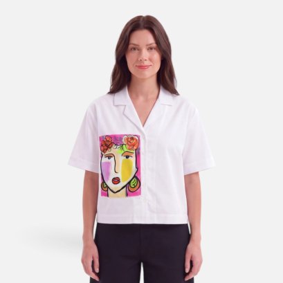 เสื้อครอปเชิ้ตผู้หญิง - สีขาว : ลายหญิงสาวมงกุฎดอกไม้บนกรอบชมพู