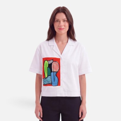 เสื้อครอปเชิ้ตผู้หญิง - สีขาว : ลายนามธรรมทรงโค้งบนผืนสีแดง
