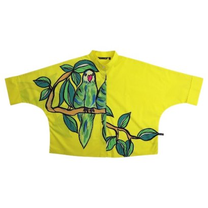 เสื้อเชิ้ตผู้หญิงปกคอจีนปีกค้างคาว - สีเหลือง : ลายใบไม้เขียวกับนกแก้วในสวนป๊อป