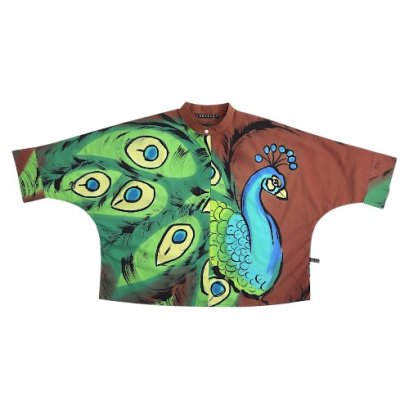 เสื้อเชิ้ตผู้หญิงปกคอจีนปีกค้างคาว - สีน้ำตาล : ลายเสน่ห์แห่งขนนกยูงบนผืนดินแดง