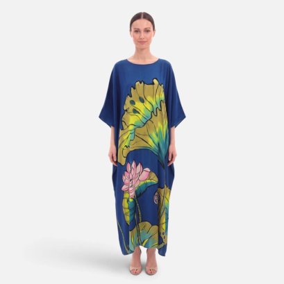เครปคาฟทาน คอกลม - สีน้ำเงิน : ลายสระบัวหลวงบนผืนสีน้ำเงิน