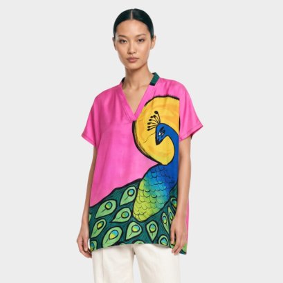 เสื้อตัวหลวมสีชมพู : ลายนกยูงสีน้ำเงินที่มีพระจันทร์เต็มดวง