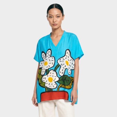 เสื้อตัวหลวมสีฟ้า : ลายดอกคอสมอสสีขาว