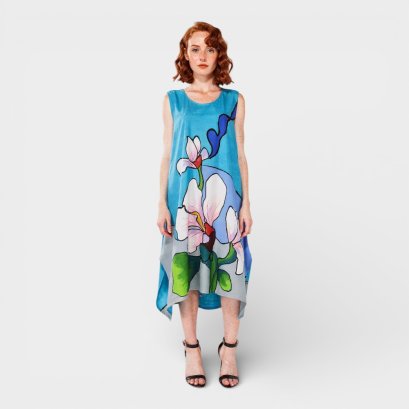 เดรสสีฟ้า : ลายดอกไม้สีขาวบนพื้นหลังสีน้ำเงิน