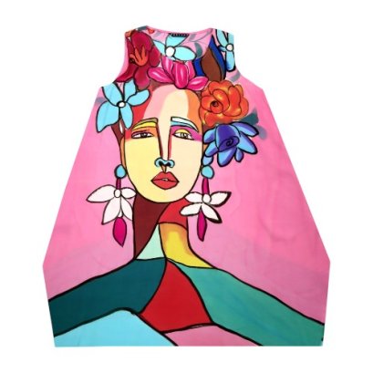 เดรสผู้หญิง-สีชมพู : ฟรีดา คาห์โล สวมมงกุฎดอกไม้และต่างหูสีขาวบนพื้นหลังสีชมพู