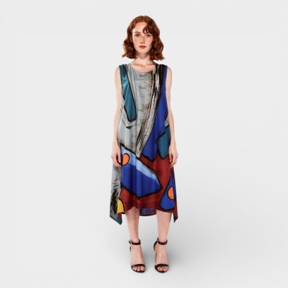 เดรสผู้หญิง-สีฟ้า :  ลายแอปสแตรคสี่เหลี่ยมหนาและครึ่งวงกลมที่โดดเด่นบนพื้นหลังสีฟ้า