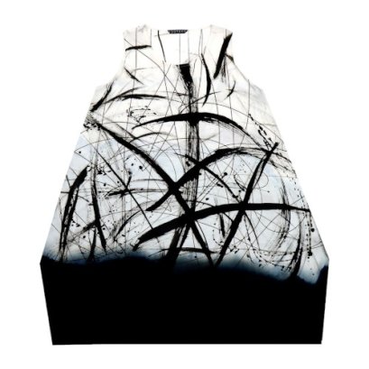 เดรสผู้หญิง-สีขาว : ลายกราฟิกเส้นสีดำที่เกิดจากการปัดแปรงเพื่อสร้างความทันสมัยบนพื้นหลังสีขาว