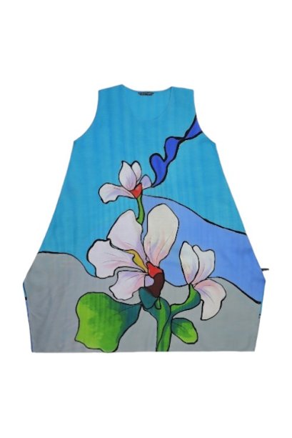 เดรสสีฟ้า : ลายดอกไม้สีขาวบนพื้นหลังสีน้ำเงิน