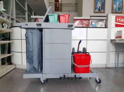 รถเข็นแม่บ้านทำความสะอาดสำหรับโรงพยาบาล มีตู้เก็บของพร้อมกุญแจล็อก แข็งแรงทนทาน พลาสติกไม่เหม็น ไม่ขึ้นรา รุ่น HOSPITAL ตรา HORECAT