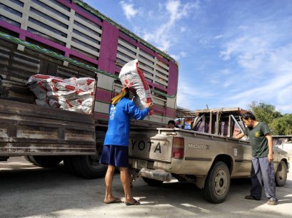 ส่งปุ๋ยลูกค้ากลุ่มนาข้าว สหกรณ์การเกษตรเพื่อการตลาดลูกค้า ธกส. เชียงราย จำกัด