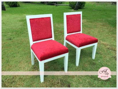 เก้าอี้สีขาว มีพนักพิงสีแดง