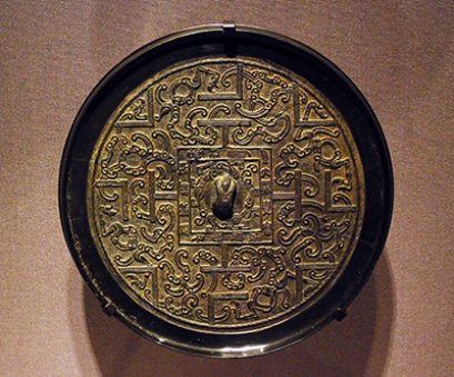 “คันฉ่องพิศวง” ฉายภาพที่ “ถูกซ่อน” เมื่อต้องแสงไฟ