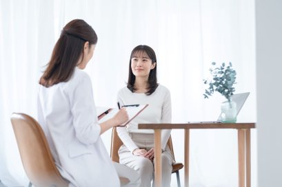 หญิงสาววัยทำงานกำลังฟังผลหลังเข้ารับการตรวจหามะเร็ง