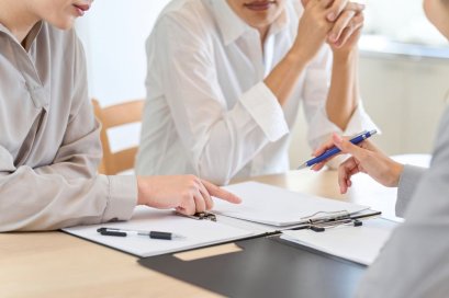 ชายหนุ่มกำลังปรึกษานักวางแผนการเงินเรื่องการทำประกันสุขภาพ