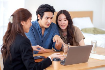 ตัวแทนใช้เทคนิคการสื่อสารในการขายประกันภัยเพื่อให้ปิดการขายได้สำเร็จ