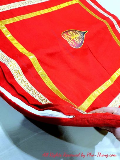 อาสนะแถบทอง-สีแดง