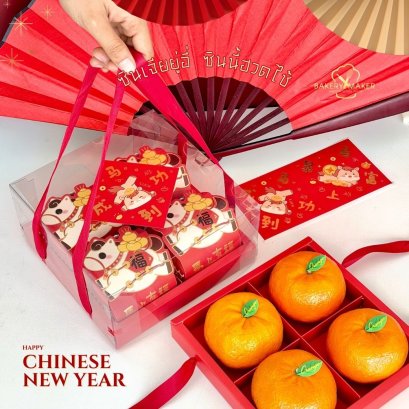 กล่องกระดาษสีแดงหูหิ้วฝาใส 1 ใบ+สติกเกอร์น้องม้า