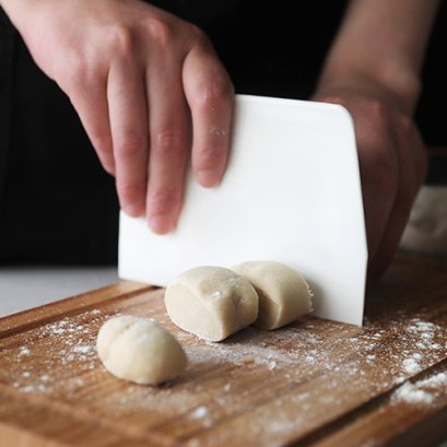 ที่ตัดแป้งโดว์ ปาดครีม สีขาว Scraper