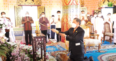 พระบาทสมเด็จพระเจ้าอยู่หัว ทรงพระกรุณาโปรดเกล้าฯ พระราชทานผ้าพระกฐิน อัญเชิญถวายพระสงฆ์