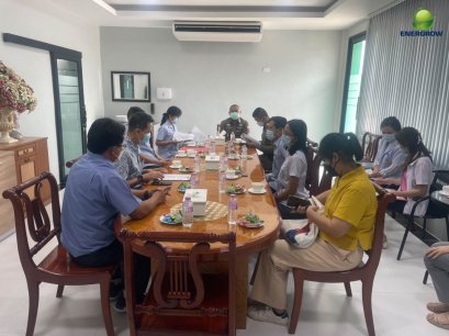 เจ้าหน้าที่สาธารณสุขจังหวัดมุกดาหาร ลงพื้นที่ตรวจช่อดอกกัญชง ก่อนที่จะเก็บเกี่ยวผลผลิตเพื่อนำไปตรวจวิเคราะห์หาสารสำคัญตามหลักเกณฑ์และวิธีการที่กฎหมายกำหนด 