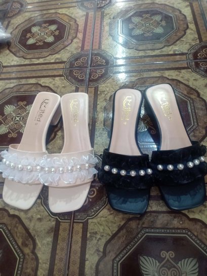 รองเท้าแฟชั่น หลากหลายสี