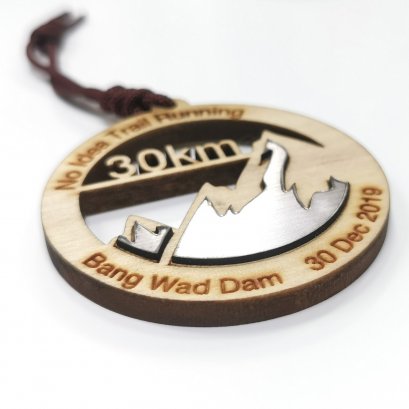 Wooden medal with plastic size 7 cm.