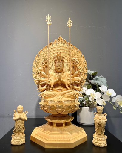 พระโพธิสัตว์กวนอิมพันมือ ปางนั่ง ไม้หอมฮิโนกิ ขนาด 50 cm. พร้อมลูกศิษย์